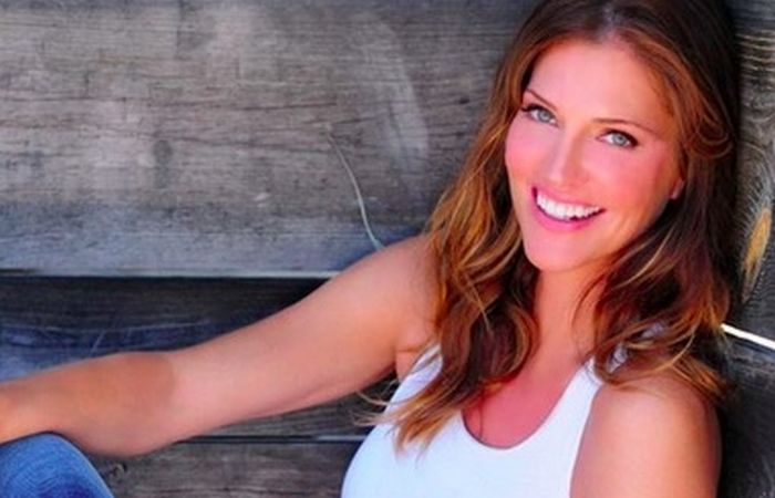 Tricia Helfer – Con Man