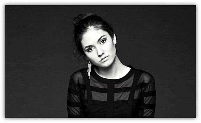 Ronni Hawk – Stuck in the Middle