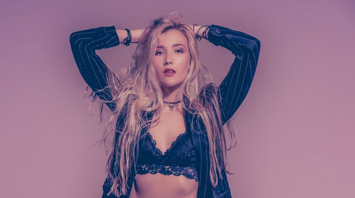 Chloé Caroline – Messy