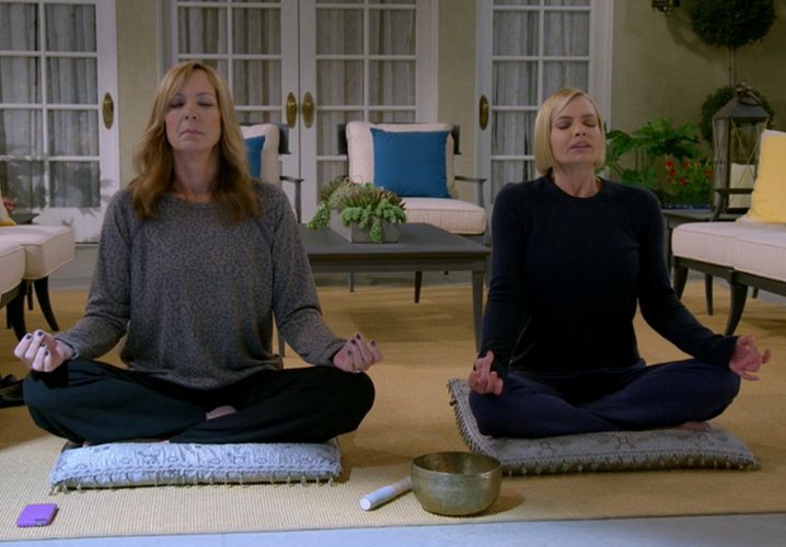 Jill Does Yoga - Mom Season 7 Episode 7 - TV Fanatic