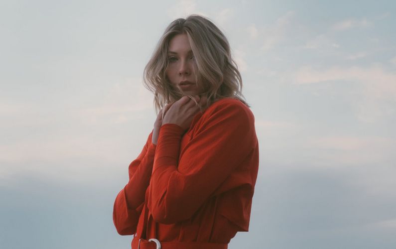 Laur Elle – Wallflower