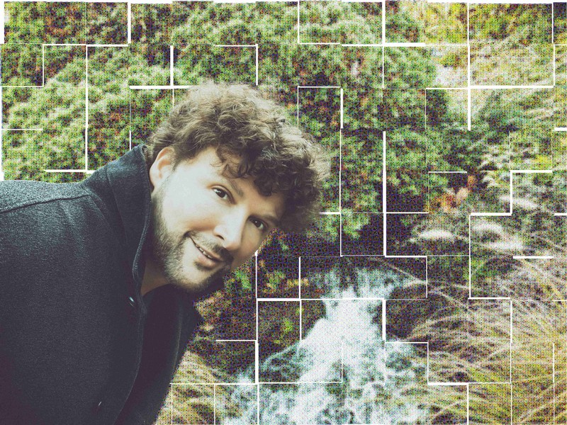 Sarantos – Looking Up at The World