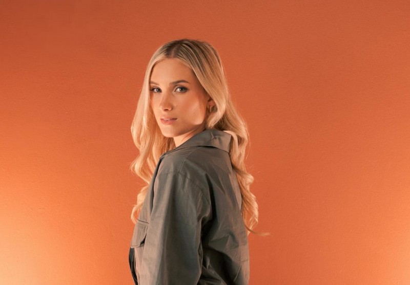 Juliana Tucker – The Great Indoors