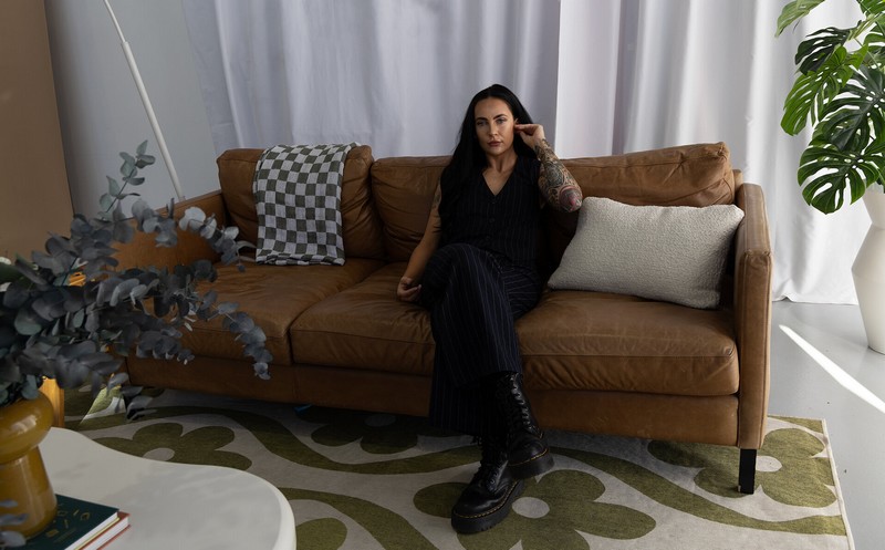 Hannah Stow – Sidelined