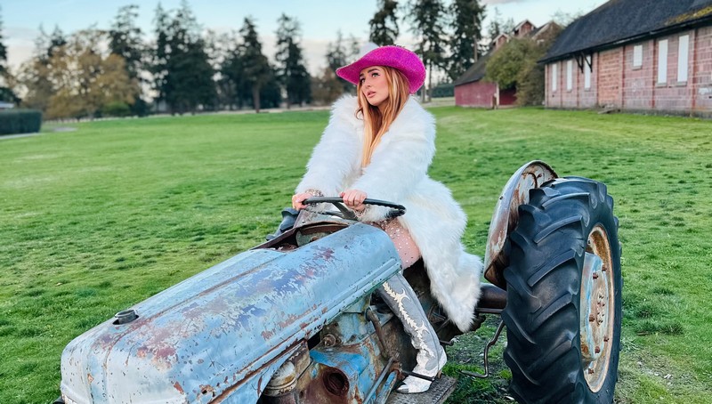 Jenna DeVries – Strut