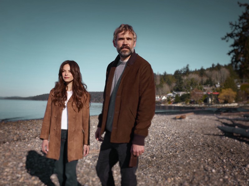 Kristin Kreuk & Rossif Sutherland – Murder in a Small Town