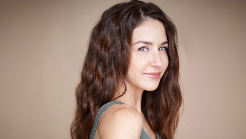 Erin Karpluk – Sweet Holiday Romance